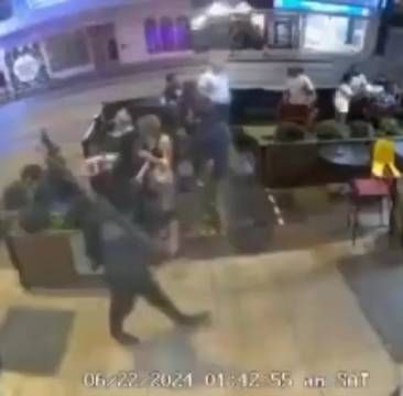 美国达拉斯,一名黑人突然攻击一名路人, 路人好像被打到后脑勺了