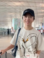 汤唯素颜现身北京机场 超级可爱 和粉丝轻松热聊