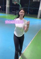 女子打篮球，被男子嘲讽，女子三分球一下命中，男子直呼：好球