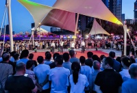 库尔勒孔雀河畔“街角音乐会”红歌嘹亮