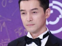 胡歌再度荣膺白玉兰最佳男主角，台上与唐嫣温馨击掌…