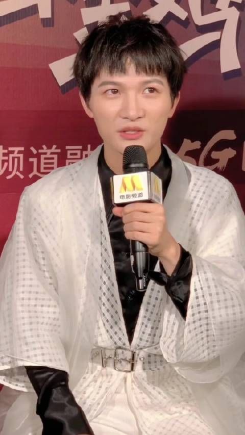 要不说周深的现场是yyds呢! 这采访麦清唱也可以很好听,这声压真的绝了