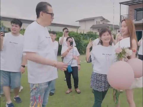 欧阳妮妮的爸爸在女儿的订婚宴上和女儿亲嘴引热议…