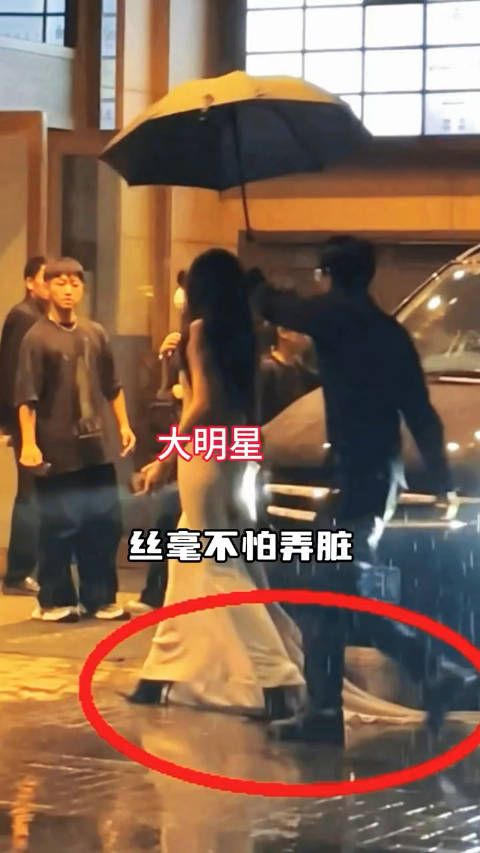 孙千出行遇见下雨天,直接让裙摆拖在地上走,不怕弄脏裙子吗?