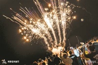 “你问我要去向何方 我指着大海的方向”