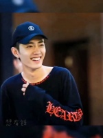 他真的是我越考古就越心疼他，你看，练舞的时候明明很累了，也不掉队！