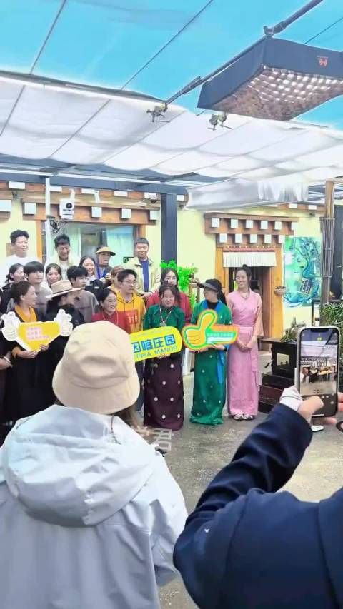 娜扎、杨迪、敖子逸、张远旅行任意门合影路透!