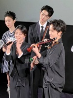 许凯谭松韵 路演现场演唱《爱比星光美丽》好好听