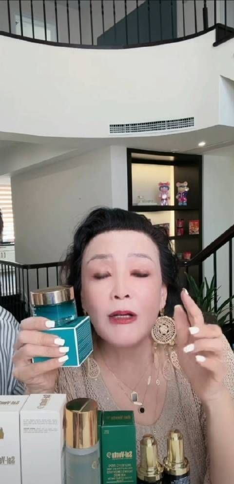 汪小菲空降张兰直播间 张兰收敛了好多一直在问小汪总还在不在…