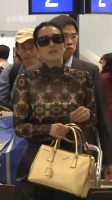 张艺谋不再隐瞒，为何与巩俐相恋8年也不娶她进门，果然与他大女儿难逃关系