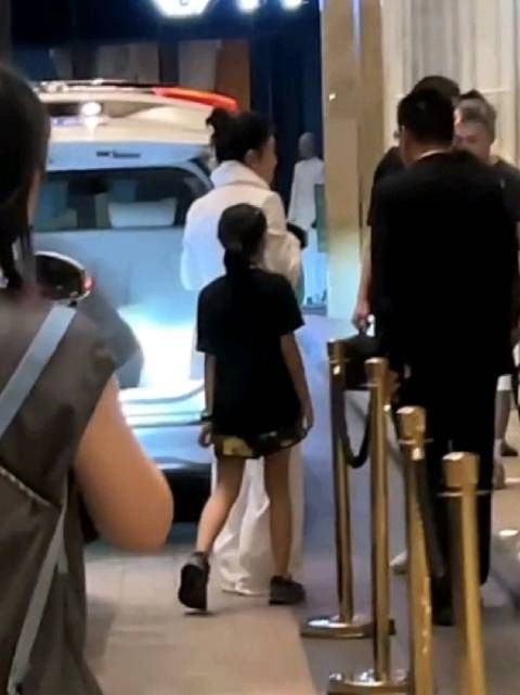 凤凰传奇外地演出,有网友在酒店偶遇到了玲花和她女儿…