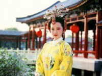 贾元春看到黛玉和宝钗，为何突然想起了宝玉？