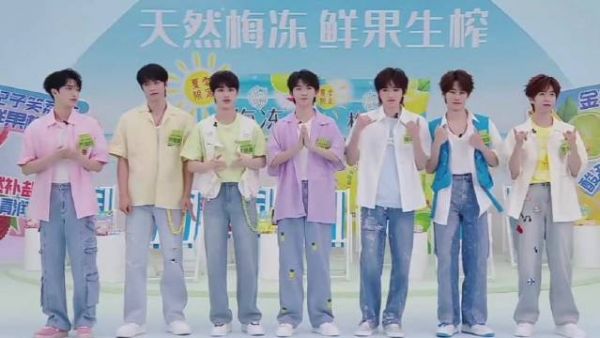 时代少年团今日品牌直播怼脸镜头 状态好棒!