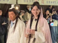 置身于古力娜扎身旁，王宝强仿佛被衬托得更加黝黑了?