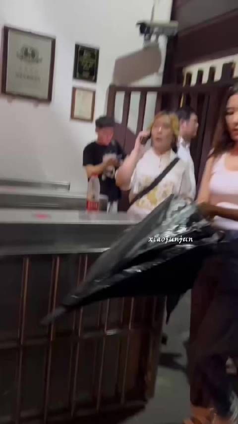 GLASS 晚宴的雨可真会开玩笑,把曾黎精心打理的大波浪浇直…