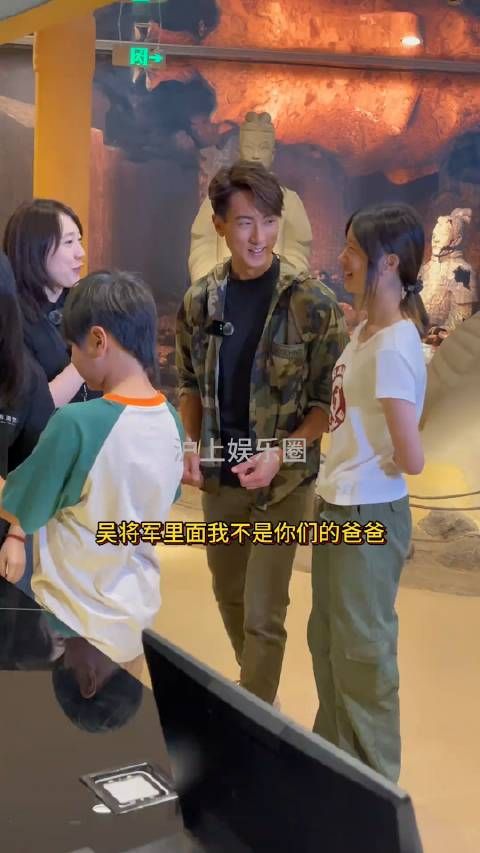 吴尊带女儿露面,13岁neinei身高好高