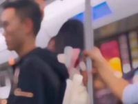难道只有我从她眼神中看出了遗憾？