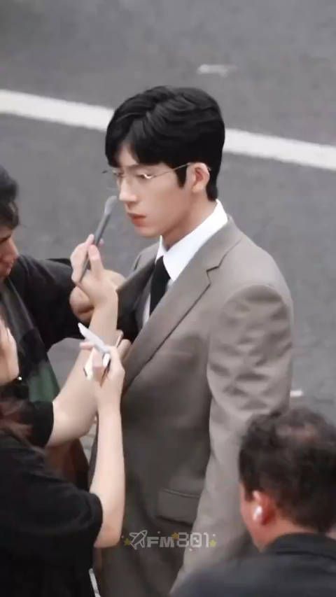 井柏然钢铁森林路边补妆视频!有清冷教授那味儿了!