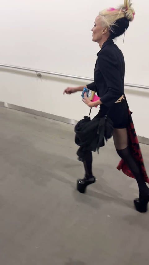 达芙妮·吉尼斯亮相滚石乐队演唱会,无跟鞋穿了一辈子
