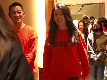 与共同现身活动,年岁虽长,依旧魅力四溢?