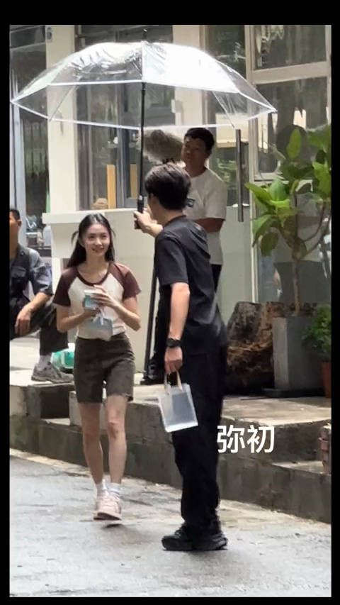 刘浩存王安宇雨中撑伞路透,他俩其实还真挺有cp感的
