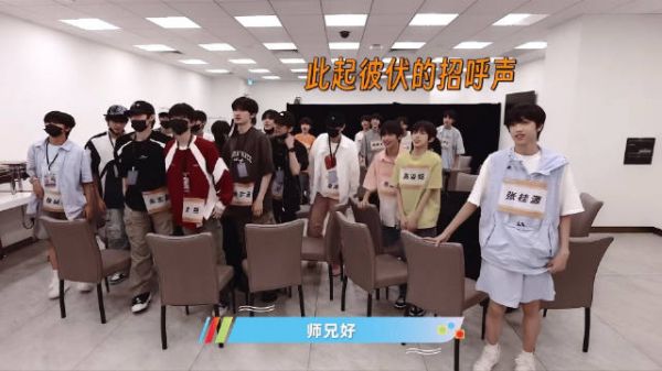 笑得尿了,长幼有序的踢爱抚家族