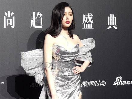 身着银色蝶翼长裙,她的气质你觉得怎样?