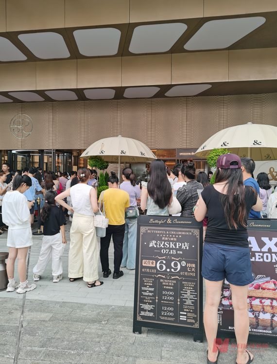 SKP门口面包店打折,众多市民排队 图片来源:每经记者 陈晴 摄