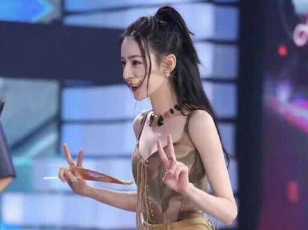 迪丽热巴明显消瘦了,面容的立体感更加突出…