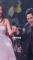 沈腾扶不同女星上下台差距，马丽温柔，张小斐像保镖，杨幂终于被将功补过