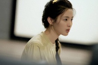 杨超越首演话剧状态松弛，五官精致素颜能打