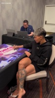 “巴西宋小宝”阿曼达·莱莫斯（Amanda Lemos）给UFC Vegas 94海报签名