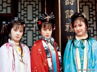 贾府三春上过学吗？