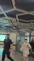 网友偶遇周深， 周深欢快蹦哒举高高打招呼，深深声音温柔…