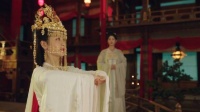 在一片喜庆的红色中，小夭身着白色嫁衣对月行礼…