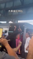 我去查证了一下，这个紫色衣服的女子，是纽约市市议员庄文怡