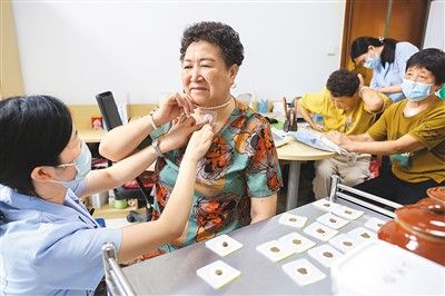 7月15日为入伏首日，浙江省湖州市德清县洛舍镇卫生院护士在给村民贴三伏贴。赵 宁摄（人民视觉）