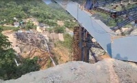 印度在建桥梁两年二次坍塌：110米长桥体坠入山谷 居民批质量低劣