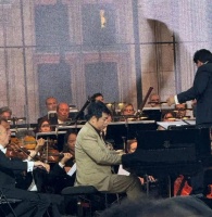 朗朗在巴黎开音乐会，老婆吉娜素颜到场，没滤镜的她还是那么抗打