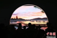 浙江杭州：美国青年感受中国文化