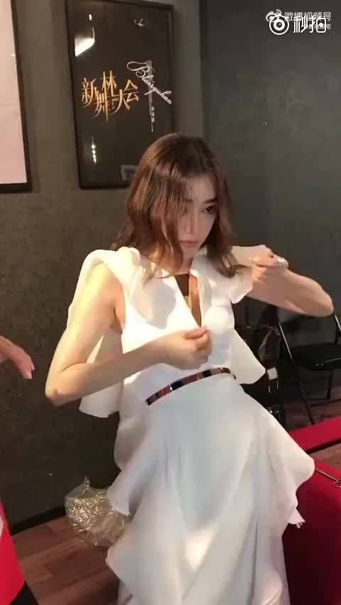 秦岚活动胸口开的太深 现场缝领口,姐姐不但身材好还心灵手巧,大勋有福啊!