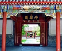 此人才华不亚于徐志摩，却生活潦倒，最终投江自杀