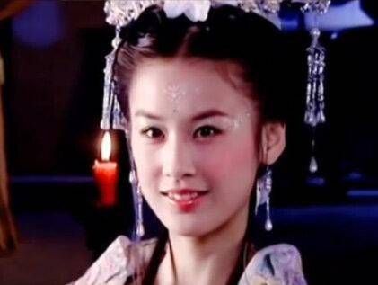当二十五岁的高圆圆邂逅同龄的黄圣依,哪位更显风采?