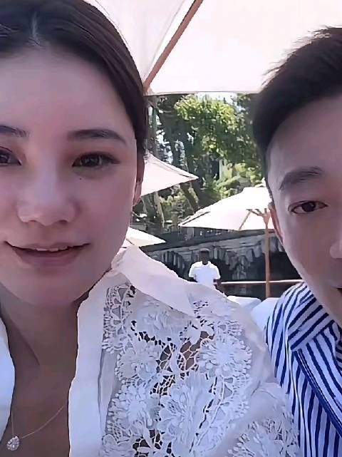 汪小菲Mandy直播时美颜突然掉了,网友:居然跟樊小慧撞脸了