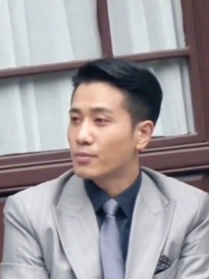 彭冠英这颜值+身材比例,在现实生活中他已经属于很帅的了,黑粉别挑刺
