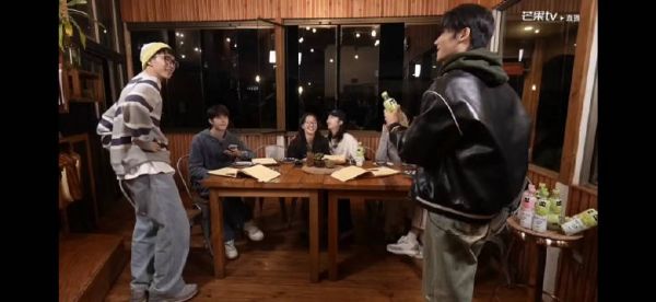 侯明昊真的是随地大小演了,饮料是空的,那就原地表演一个喝空气!