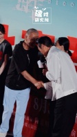 首映，和握手，有人说感觉像领导会晤