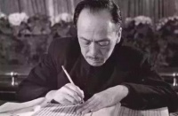 康生为何看不上郭沫若？笑称：我用脚夹根木棍也比他写的好