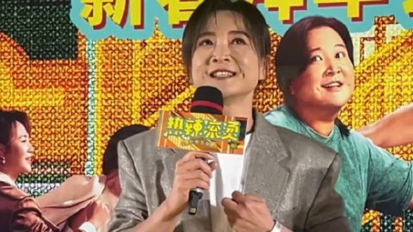 贾玲亮相奥委会主席晚宴,回眸一笑漂亮有气质,机场照曝光略复胖