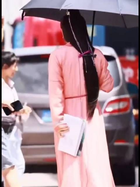 7月29日成毅出妆上班,粉粉嫩嫩高马尾阳光自信古装美男子